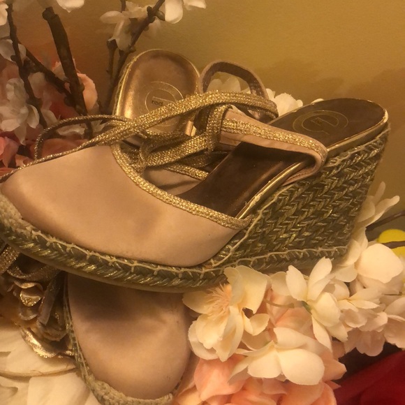 Gold and cream espadrille sandals - Picture 3 of 4